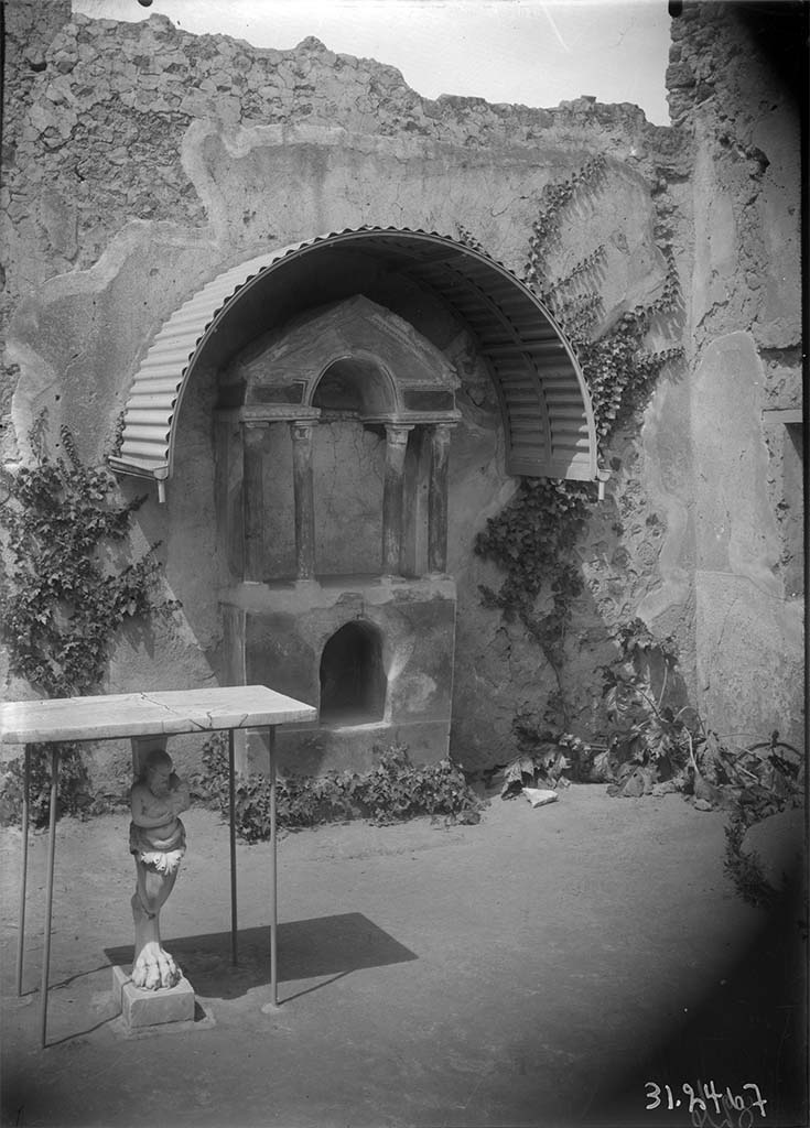 VI.15.8 Pompeii. 1931? Looking west across garden area towards household shrine.
In the foreground is a marble monopodium table
DAIR 31.2467. Photo © Deutsches Archäologisches Institut, Abteilung Rom, Arkiv.
See Boyce G. K., 1937. Corpus of the Lararia of Pompeii. Rome: MAAR 14. (p.55, no.214, Pl.32,2).