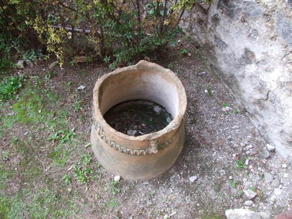 VI.15.8 Pompeii. Terracotta puteal in the garden.