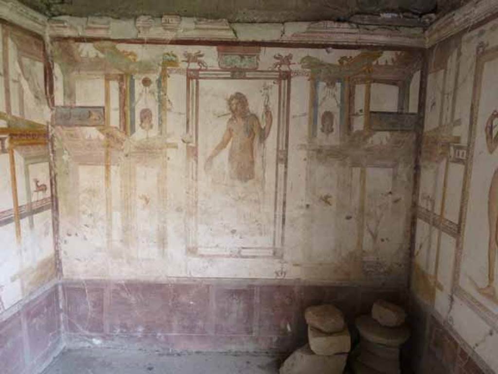 VI.15.8 Pompeii. May 2010. South wall of summer triclinium on the south side of the portico.