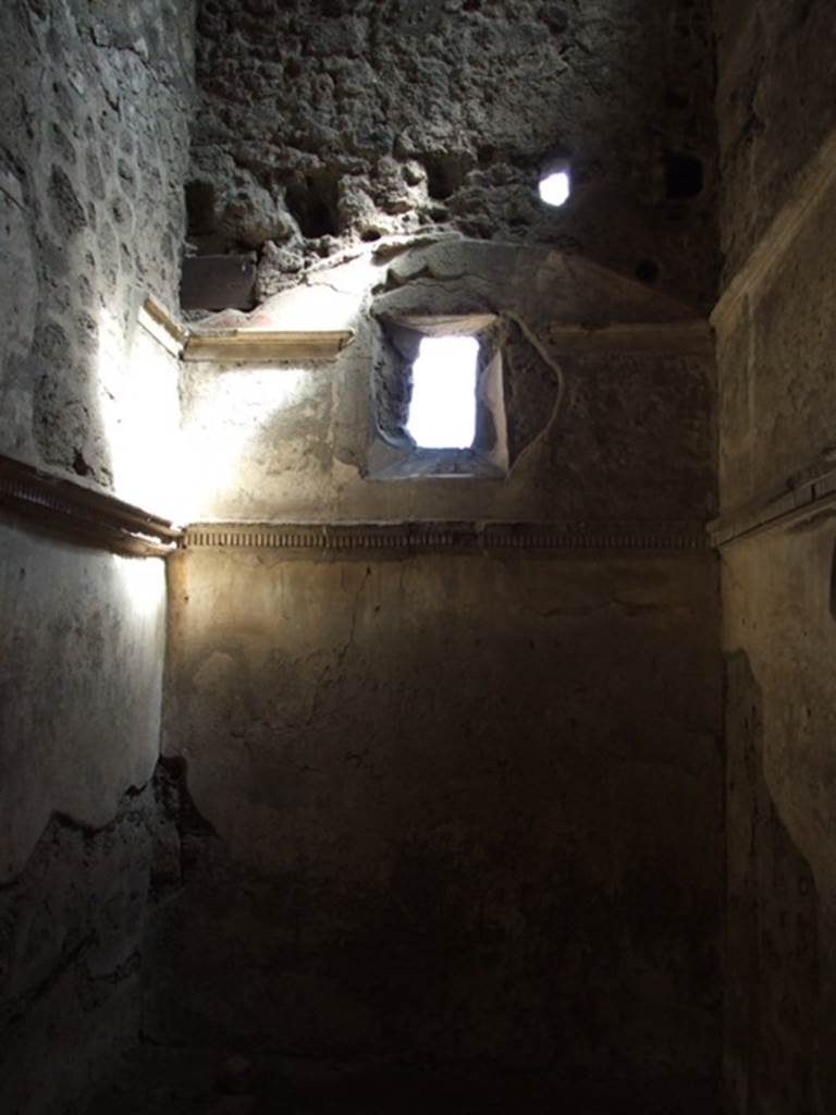 VI.15.9 Pompeii. March 2009. Cubiculum. East wall with window to Vico dei Vettii.