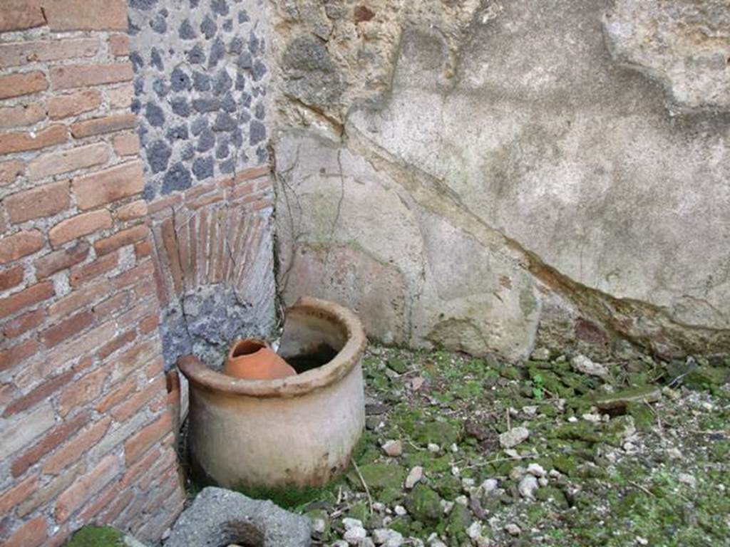 VI.15.9 Pompeii. March 2009. South East corner of roofless area in kitchen area.