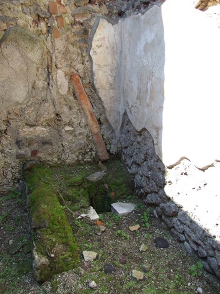VI.15.9 Pompeii. March 2009. Latrine in kitchen. Looking west.