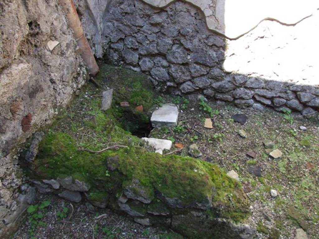 VI.15.9 Pompeii. March 2009. Latrine in kitchen. Looking north.