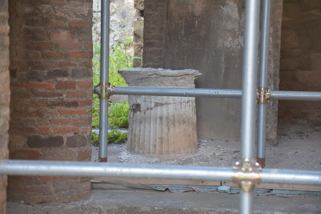 VI.15.9 Pompeii. July 2017. Puteal on west side of impluvium in atrium.
Foto Annette Haug, ERC Grant 681269 D�COR.
