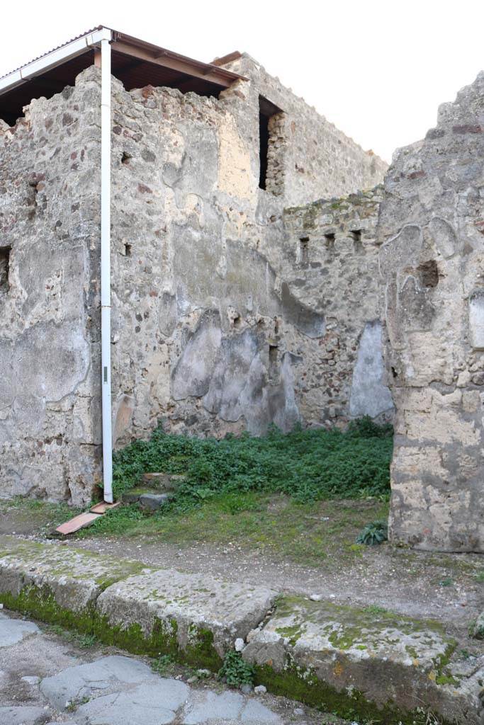 VI.15.10 Pompeii. December 2018.
Looking south-west from entrance doorway. Photo courtesy of Aude Durand.