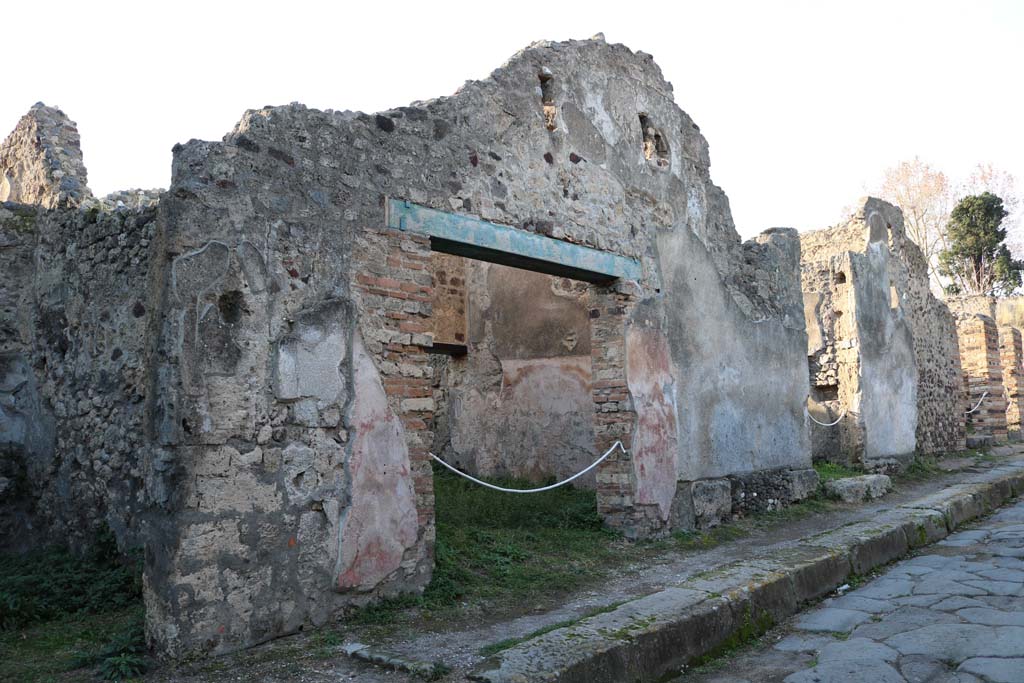 VI.15.11 Pompeii, in centre. December 2018.
Looking north-west to entrance doorway on west side of Vicolo dei Vettii. Photo courtesy of Aude Durand.