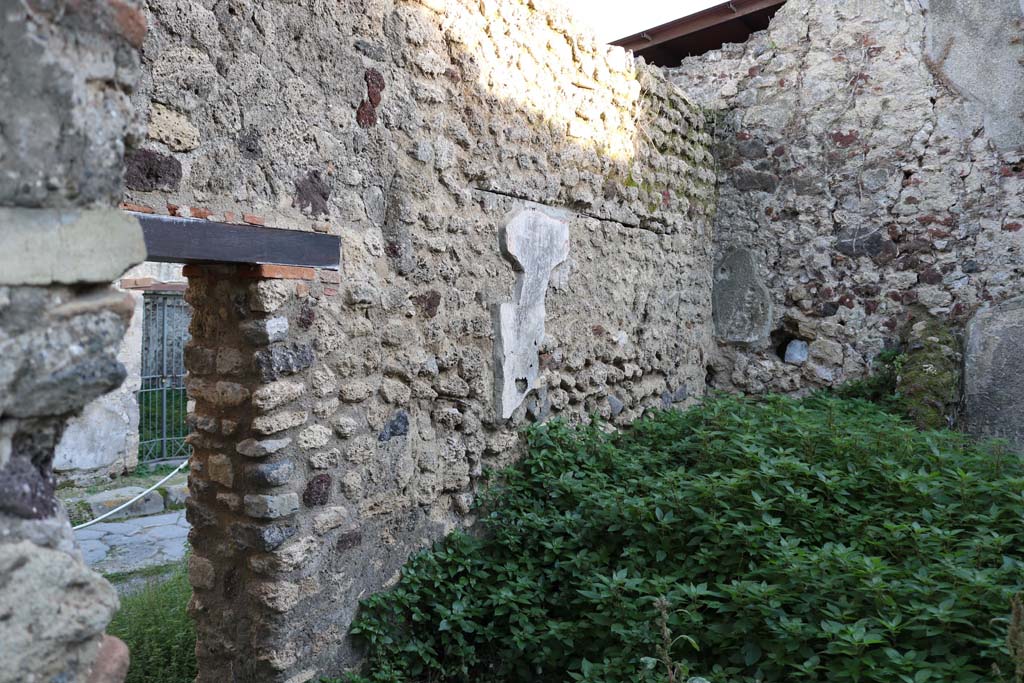 VI.15.11 Pompeii. December 2018. Looking through doorway in east wall from rear room, into the shop, on left.
In this wall Boyce reported a very crude lararium painting, see below. Photo courtesy of Aude Durand.