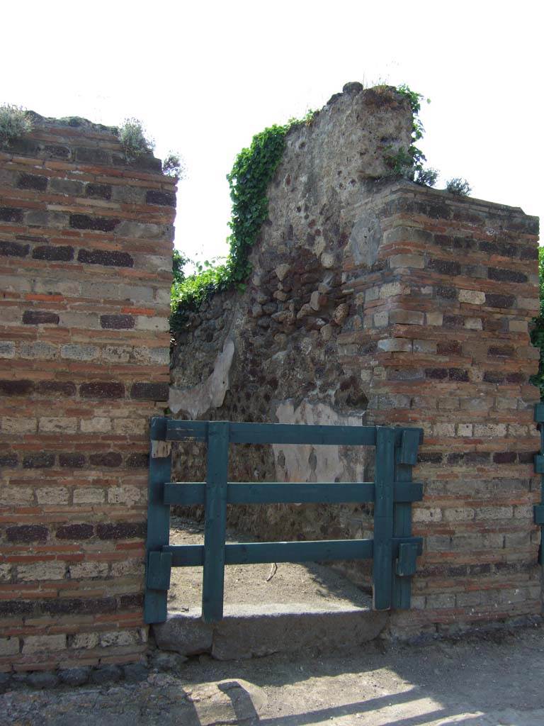 VI.15.14 Pompeii. May 2006. Entrance doorway looking west.