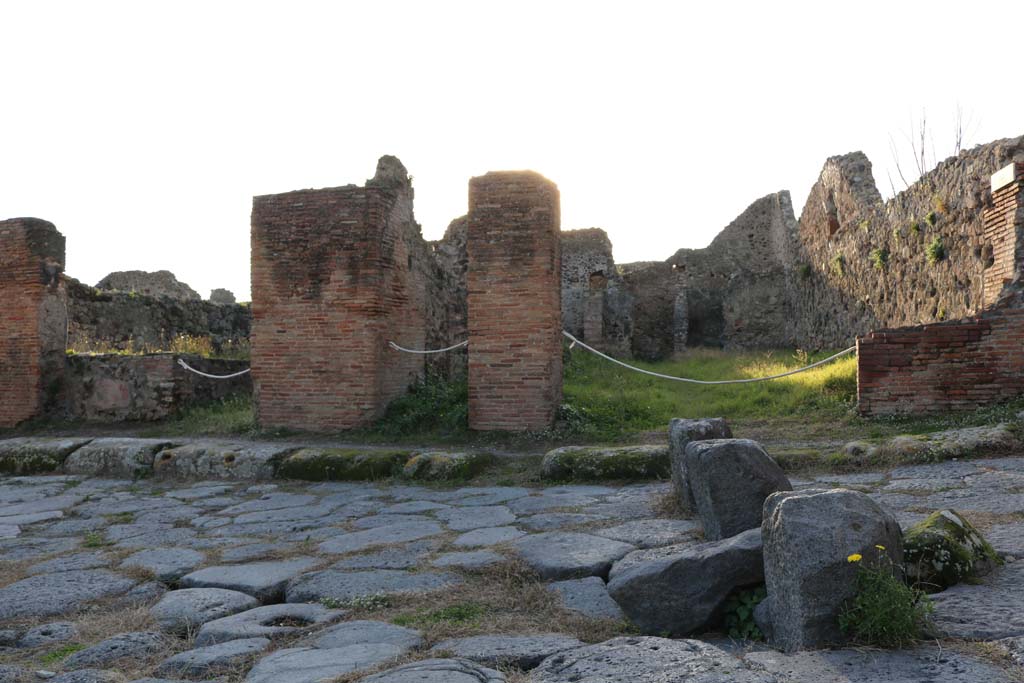 VI.15.16 Pompeii, on left. December 2018.
Looking towards entrance doorways on west side of Vicolo dei Vettii. Photo courtesy of Aude Durand.