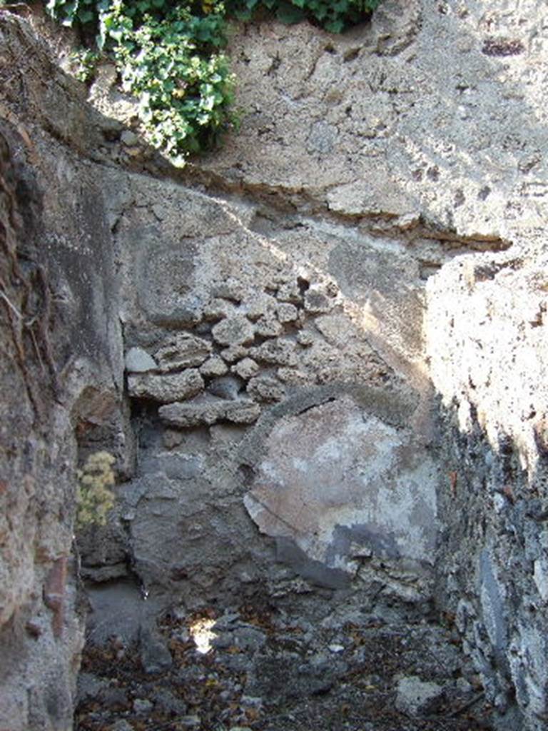 VI.15.21 Pompeii. September 2005. Looking towards latrine at north end of kitchen.
