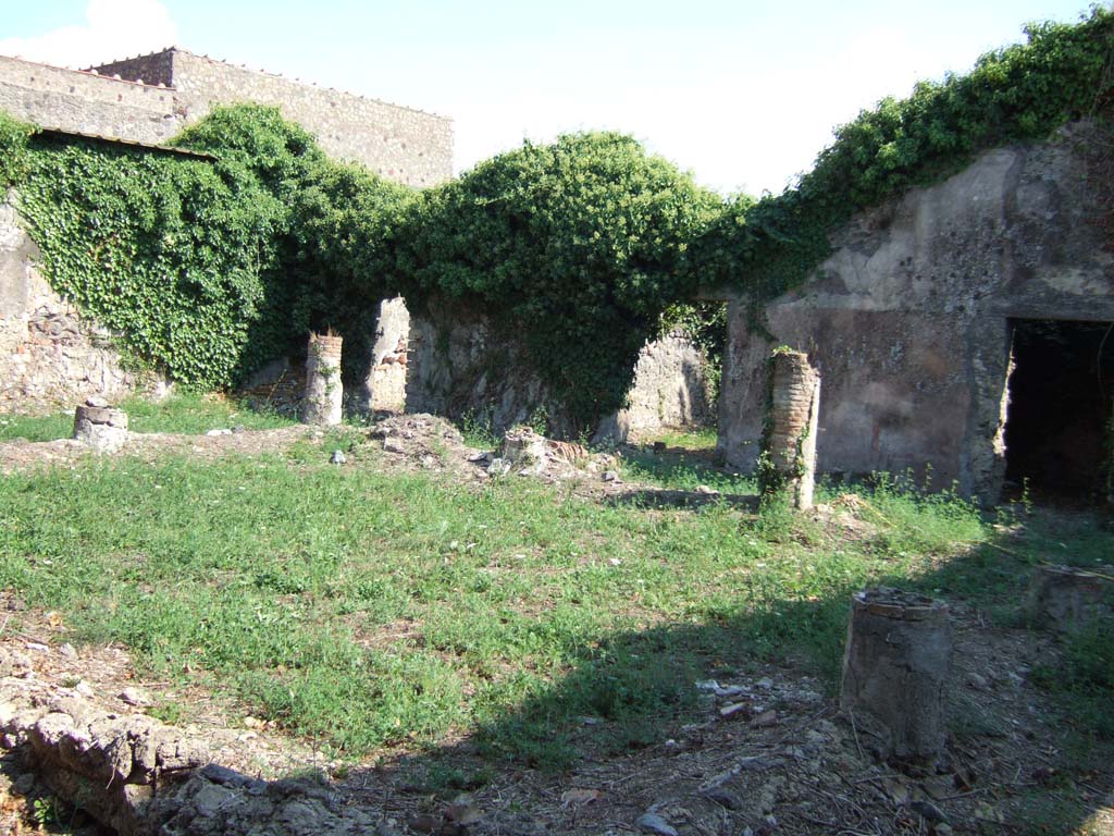 VI.15.23 Pompeii. September 2005. Looking south-east across peristyle.