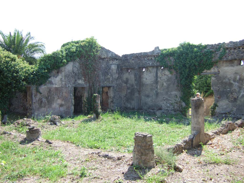 VI.15.23 Pompeii. September 2005.
Looking south-west across peristyle towards kitchen area, from north-east corner near ala and oecus.
The doorway to the kitchen can be seen on the left of centre.