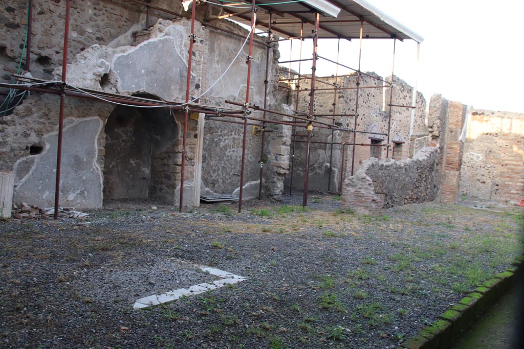 VI.15.26/2 Pompeii. October 2023.
Looking north-east from room “r” at west end of north portico in VI.15.1. Photo courtesy of Klaus Heese.