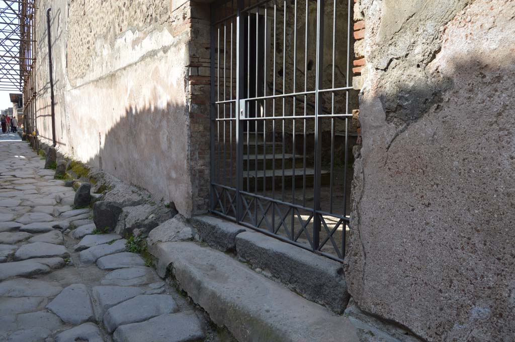 VI.15.27 Pompeii. March 2019. Looking west towards entrance doorway on north side of Vicolo di Mercurio.
Foto Taylor Lauritsen, ERC Grant 681269 DÉCOR