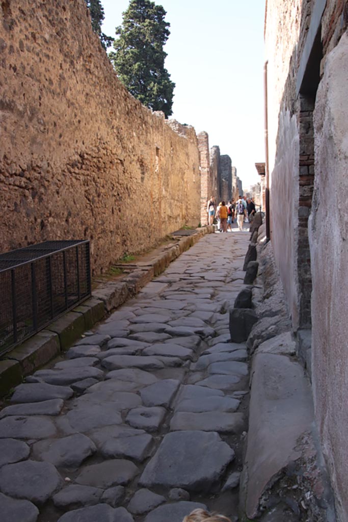 VI.15.27 Pompeii. October 2023.
Looking west on Vicolo di Mercurio from entrance doorway. Photo courtesy of Klaus Heese.