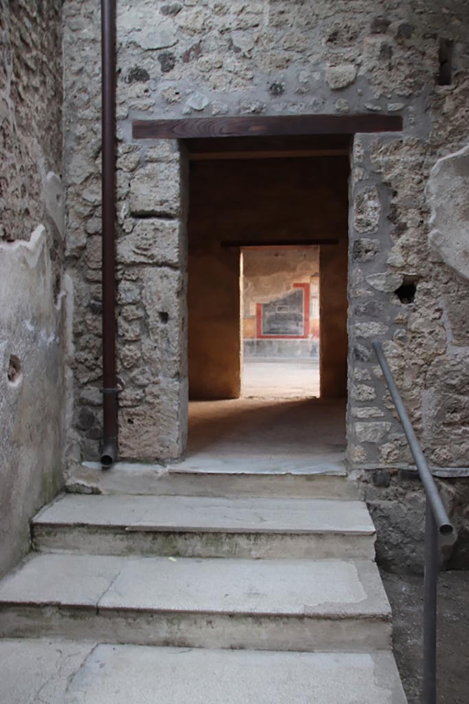 VI.15.27 Pompeii. October 2023.
South-west corner with steps to room o, leading to peristyle. Photo courtesy of Klaus Heese.