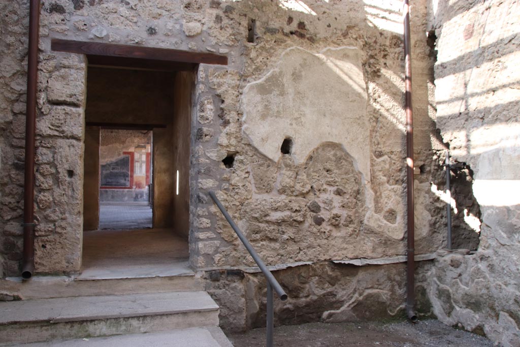 VI.15.27 Pompeii. October 2023.
Looking towards west wall, with doorway to room o, in south-east corner of peristyle. Photo courtesy of Klaus Heese.