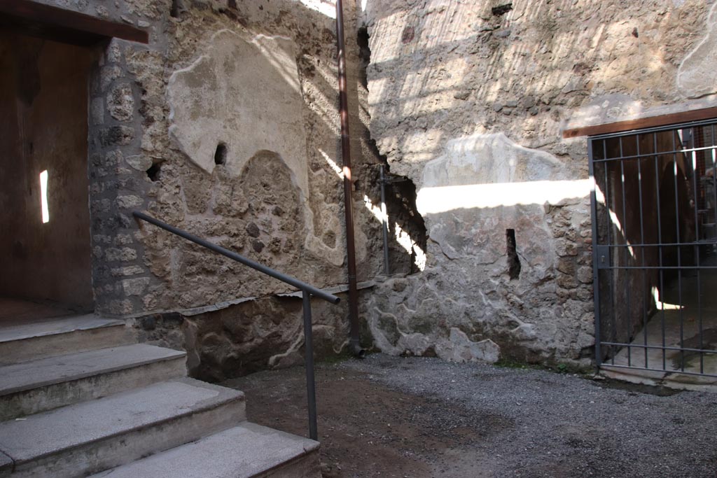 VI.15.27 Pompeii. October 2023.
Looking towards west wall with steps from room o (PPM numbering), on left. Photo courtesy of Klaus Heese.
According to Sogliano’s plan – the steps must have been built on the site of the latrine, on left.
According to Maiuri’s plan – the steps would be built on the site of the latrine, on left.
See Maiuri, A. ……………………..