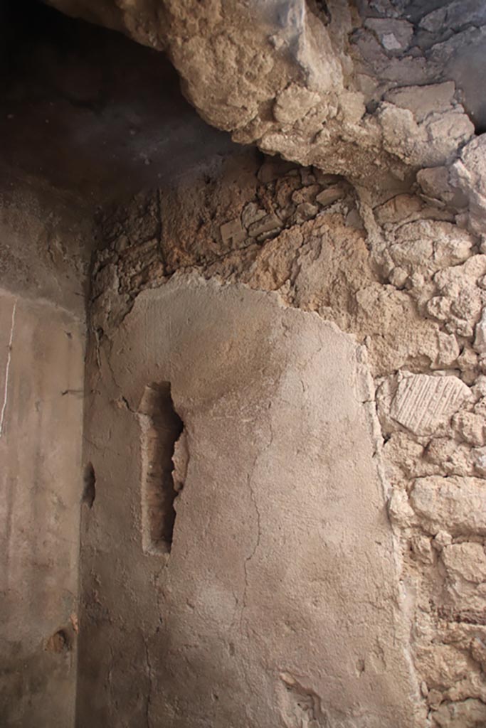 VI.15.27 Pompeii. October 2023. Wall at east end of well. Photo courtesy of Klaus Heese.