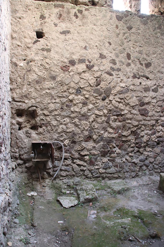 VI.15.27 Pompeii. October 2023.
Looking towards north-east corner in stable. Photo courtesy of Klaus Heese.