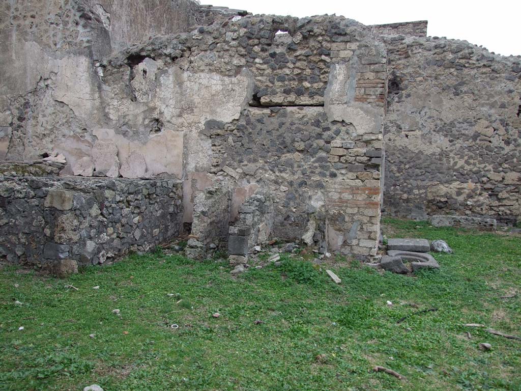 VI.16.3 Pompeii. December 2007. North wall with remains of treading stalls.
To the right of the basins were three small walls faced again with brick plaster, used for treading the cloth with the feet.
See Notizie degli Scavi di Antichità, 1906, p. 348 and fig. 2 on p.349.