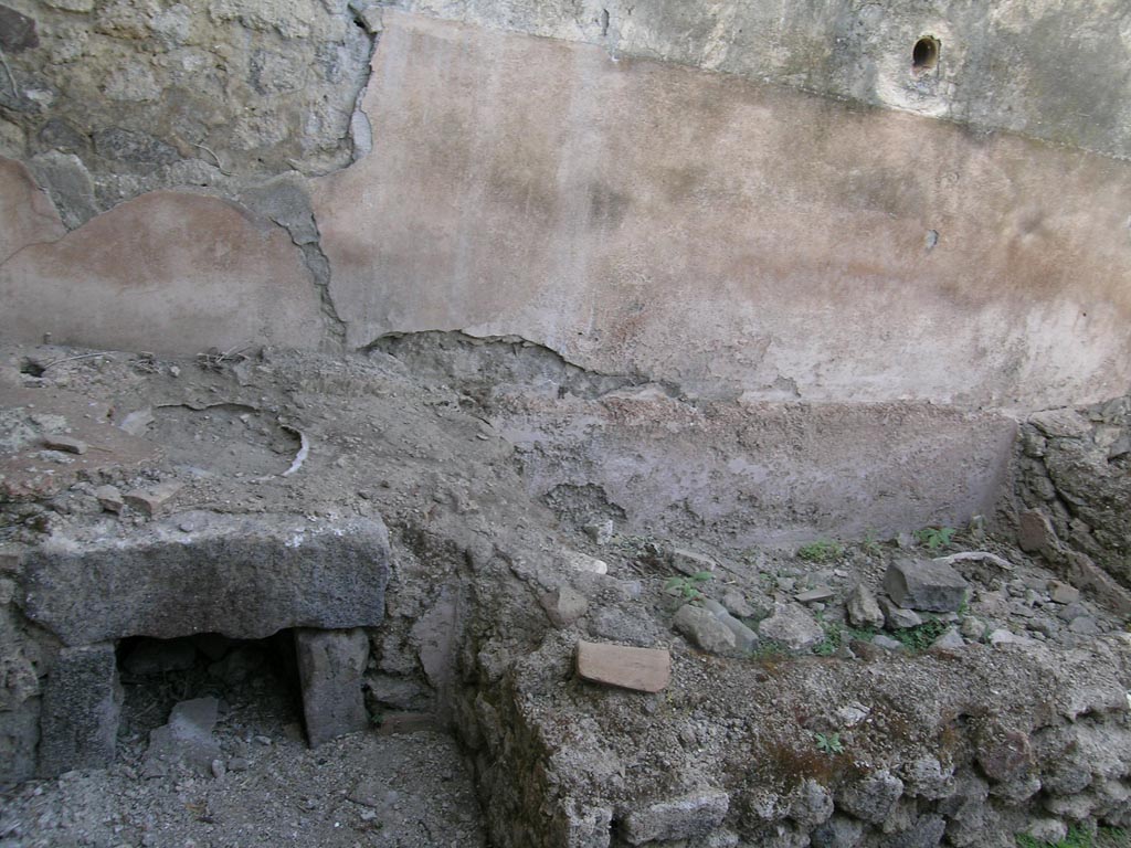 VI.16.3 Pompeii. June 2005.
North-west corner with hearth and masonry remains of bench or basin/vat? Photo courtesy of Nicolas Monteix.