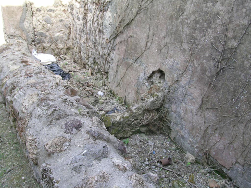 VI.16.3 Pompeii. June 2005. Feature near south wall of rear room, looking south-east. Photo courtesy of Nicolas Monteix.
