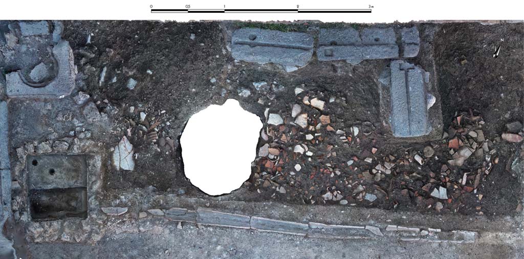 Fig. 4 – Pompéi, VI 16, 3-4, pièce 1. Relevé photogrammétrique.
Fosses creusées après le séisme de 62/63 pour extraire du matériel éruptif, recoupées ensuite par une seconde fosse, ici vidée, et remblayées avec une vaste couche de tessons à leur sommet.
Cl. MIBAC/N. Monteix/EFR. Licence creative commons, © CC BY-NC-SA.