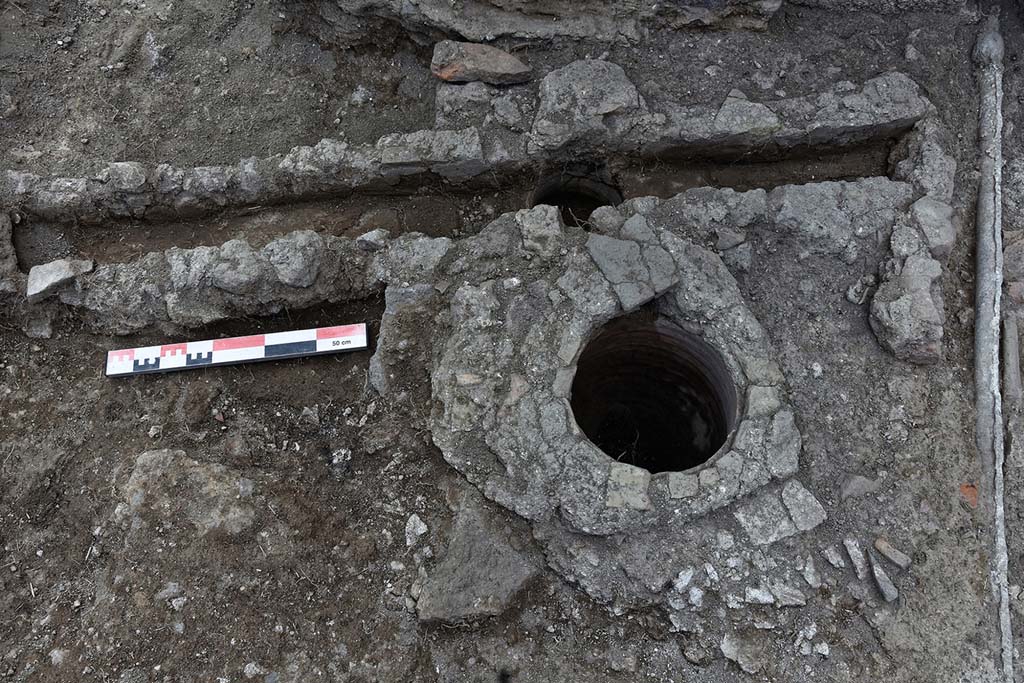 Fig. 9 – Pompéi, VI 16, 3-4, pièce 1. La canalisation liée à la première phase de fonctionnement de la laverie de toisons et son bassin de décantation vus de l’est.
Cl. MIBAC/N. Monteix/EFR. Licence creative commons, © CC BY-NC-SA.