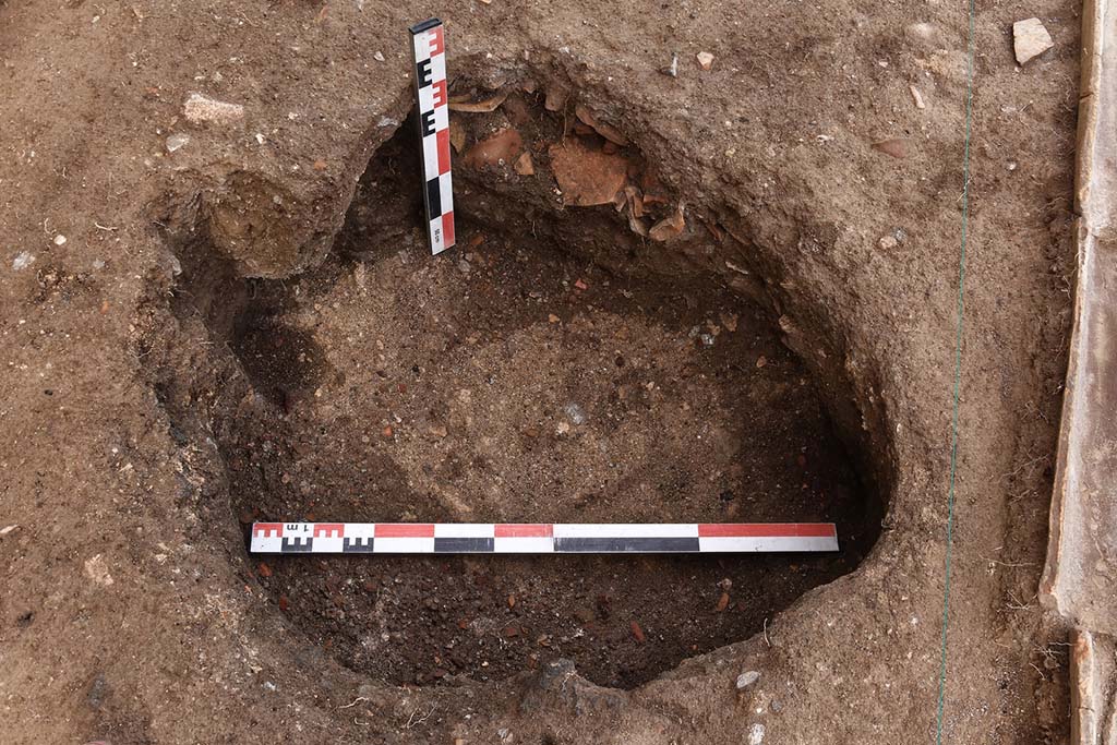Fig. 12 – Pompéi, VI 16, 3-4, pièce 1. Fosse probablement creusée pour extraire du matériel éruptif, en cours de fouille, vue de l’ouest.
Cl. MIBAC/B. Ephrem/EFR. Licence creative commons, © CC BY-NC-SA.