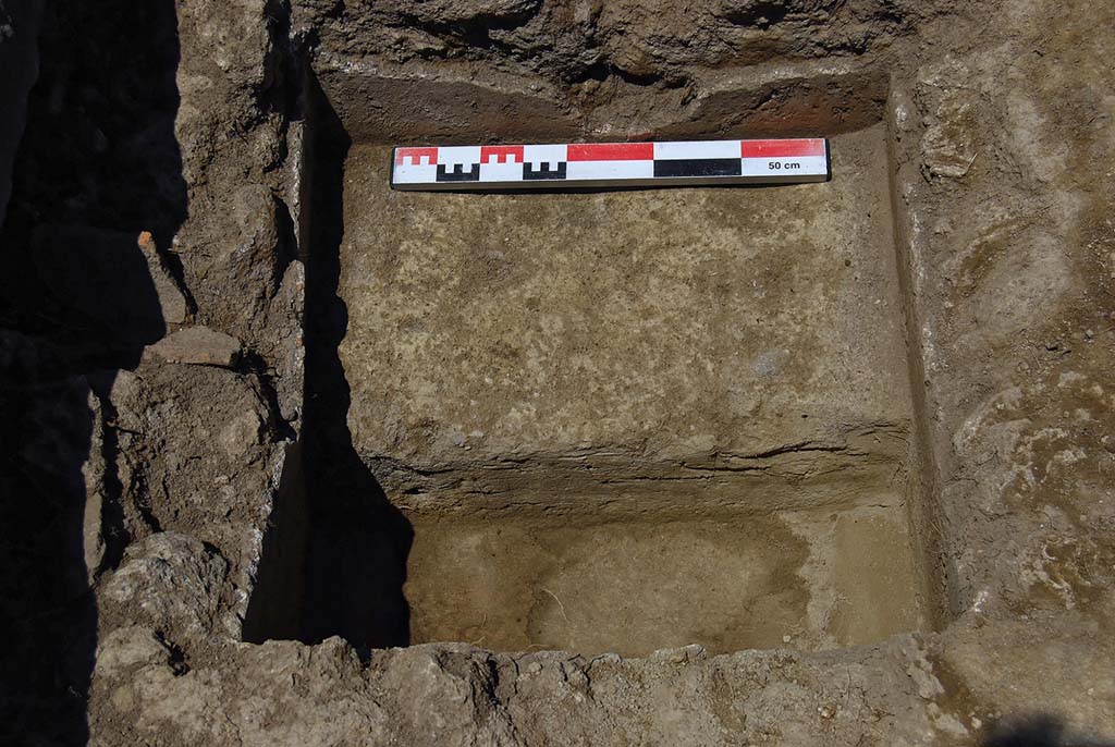 Fig. 15 – Pompéi, VI 16, 3-4, pièce 1. Bassin de décantation en cours de fouille, vu du sud.
Cl. MIBAC/N. Monteix/EFR. Licence creative commons, © CC BY-NC-SA.