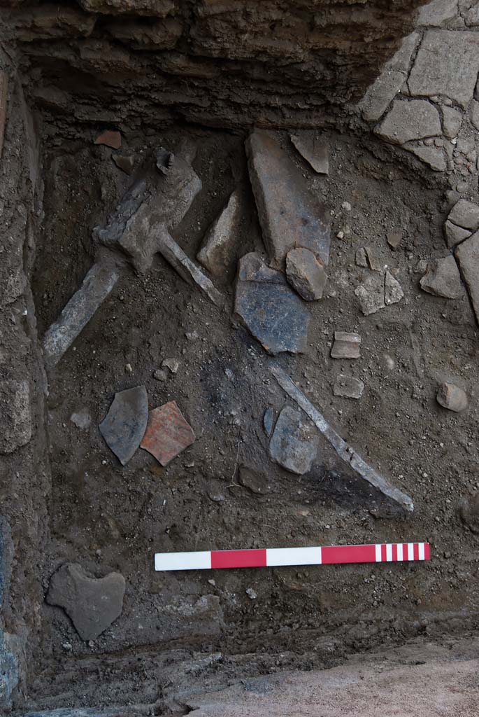 Fig. 17 – Pompéi, VI 16, 3-4, pièce 3. Caisson de répartition en plomb permettant l’alimentation de l’atelier et de la Casa degli amorini dorati. Vue de l’ouest.
Cl. MIBAC/E. Proudfoot/EFR. Licence creative commons, © CC BY-NC-SA.