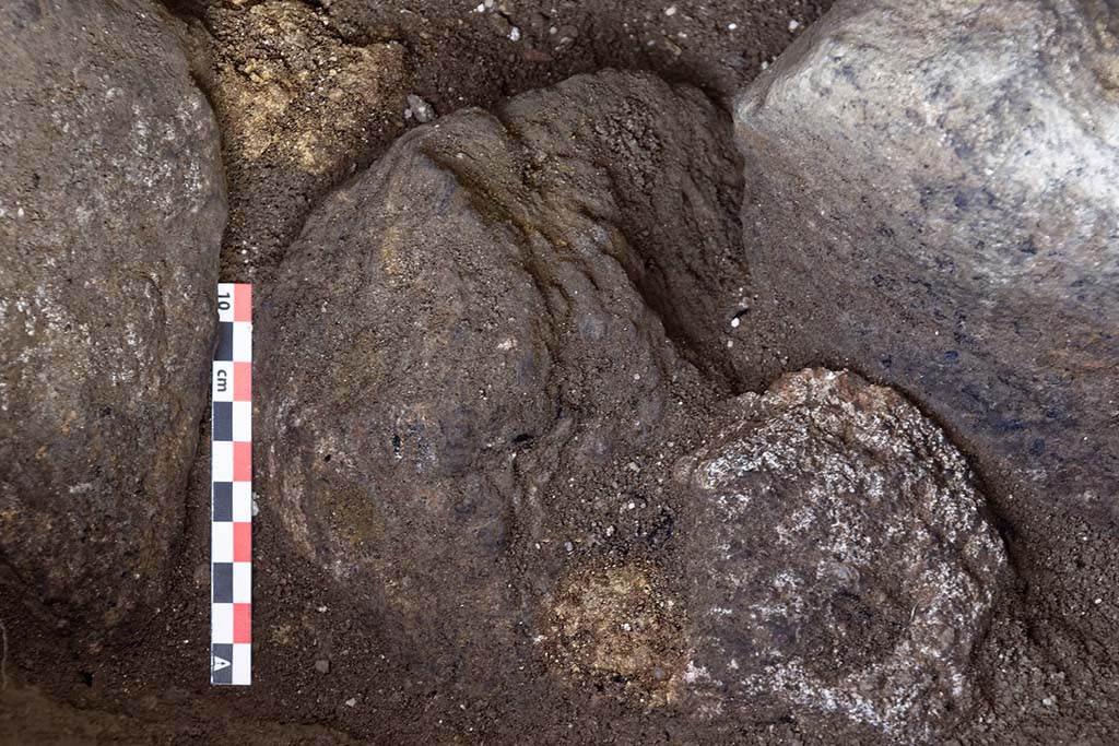 Fig. 24 – Pompéi, VI 16, 6. Boules d’argile tenant les moellons extérieurs de l’amas d’éléments de maçonnerie.
Cl. MIBAC/N. Monteix/EFR. Licence creative commons, © CC BY-NC-SA.