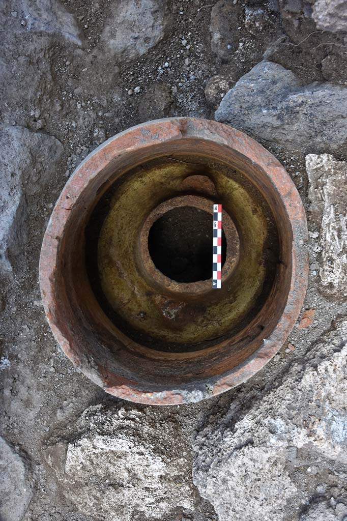 Fig. 28 – Pompéi, VI 16, 6. Drain composé d’au moins deux amphores emboîtées l’une sur l’autre (vue zénithale de l’est).
Cl. MIBAC/N. Monteix/EFR. Licence creative commons, © CC BY-NC-SA.