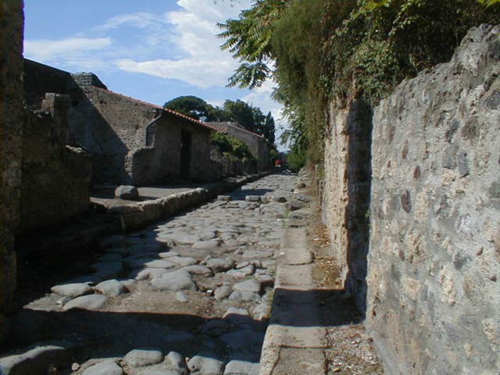 VI.16.4 Via del Vesuvio looking north V.6