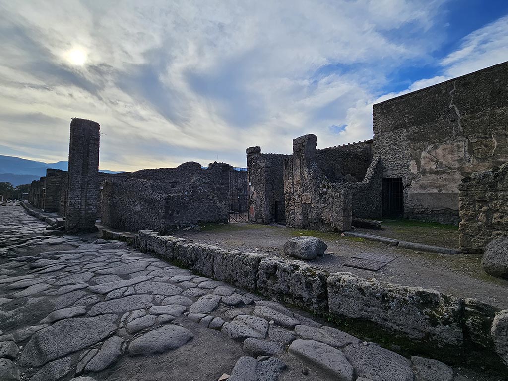 VI.16.6 Pompeii. November 2024.
Looking south-west on Via del Vesuvio towards entrance doorway, on right. Photo courtesy of Annette Haug.
