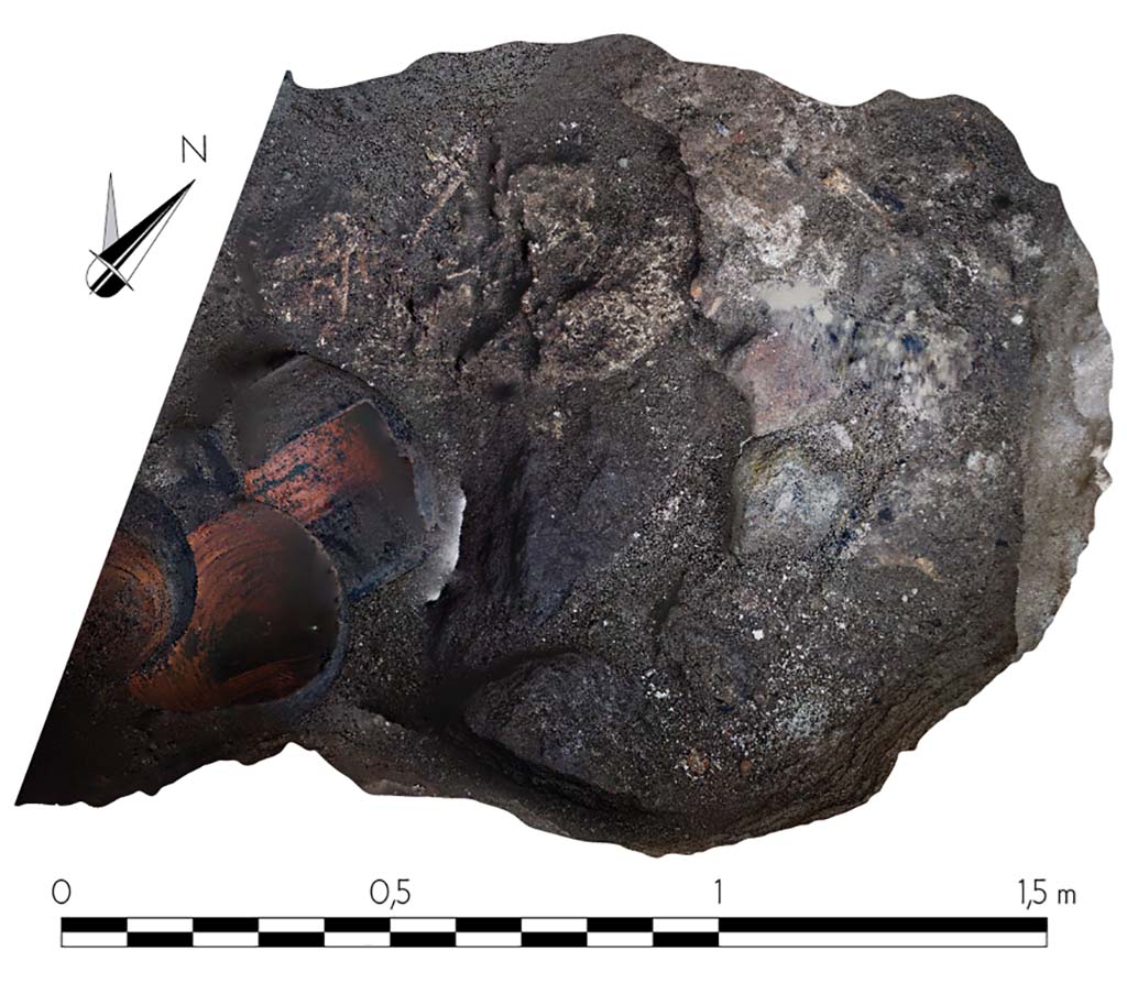 Fig. 25 – Pompéi, VI 16, 6. Couche de cendres au sommet de l’amas d’éléments de maçonnerie. Relevé photogrammétrique.
Cl. MIBAC/N. Monteix/EFR. Licence creative commons, © CC BY-NC-SA.