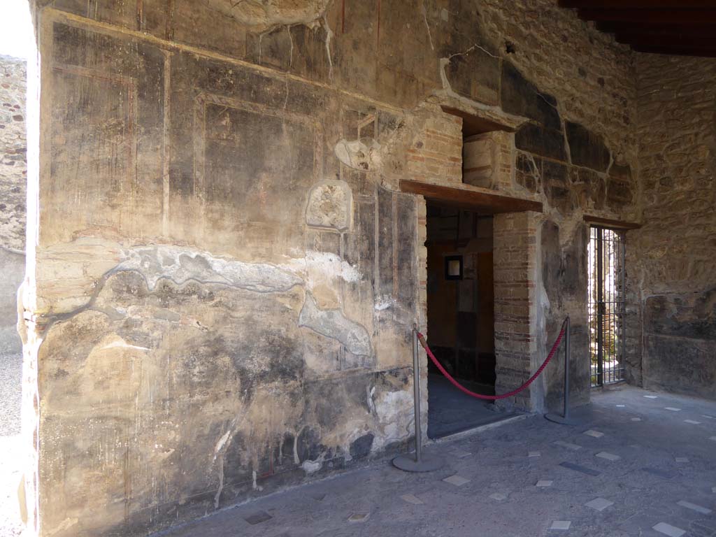 VI.16.7 Pompeii. September 2015. West wall of portico in north-west corner, with room R, in centre, and doorway to services area, on right.
Foto Annette Haug, ERC Grant 681269 DÉCOR.