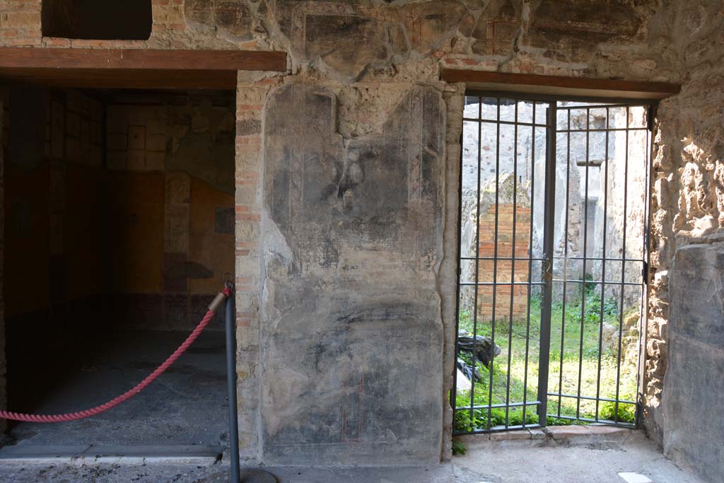 VI.16.7 Pompeii. March 2019.
West wall of portico in north-west corner, with room R, on left, and doorway to services area, on right.
Foto Annette Haug, ERC Grant 681269 DÉCOR.