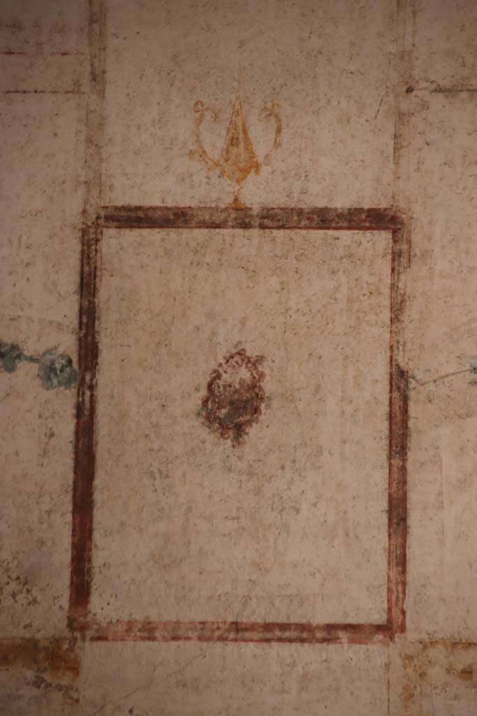 VI.16.7 Pompeii. September 2021.
Room R, detail of painted decoration on upper west wall at south end. Photo courtesy of Klaus Heese.