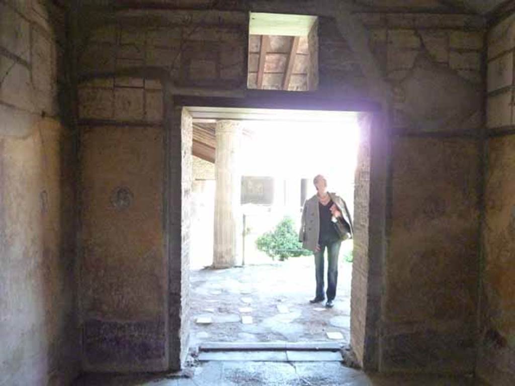 VI.16.7 Pompeii. May 2010. East wall of room R, with doorway to north-west portico.