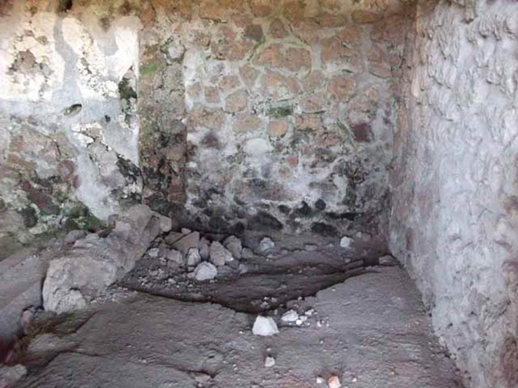 VI.16.7 Pompeii. May 2010. Room K, north end of latrine.