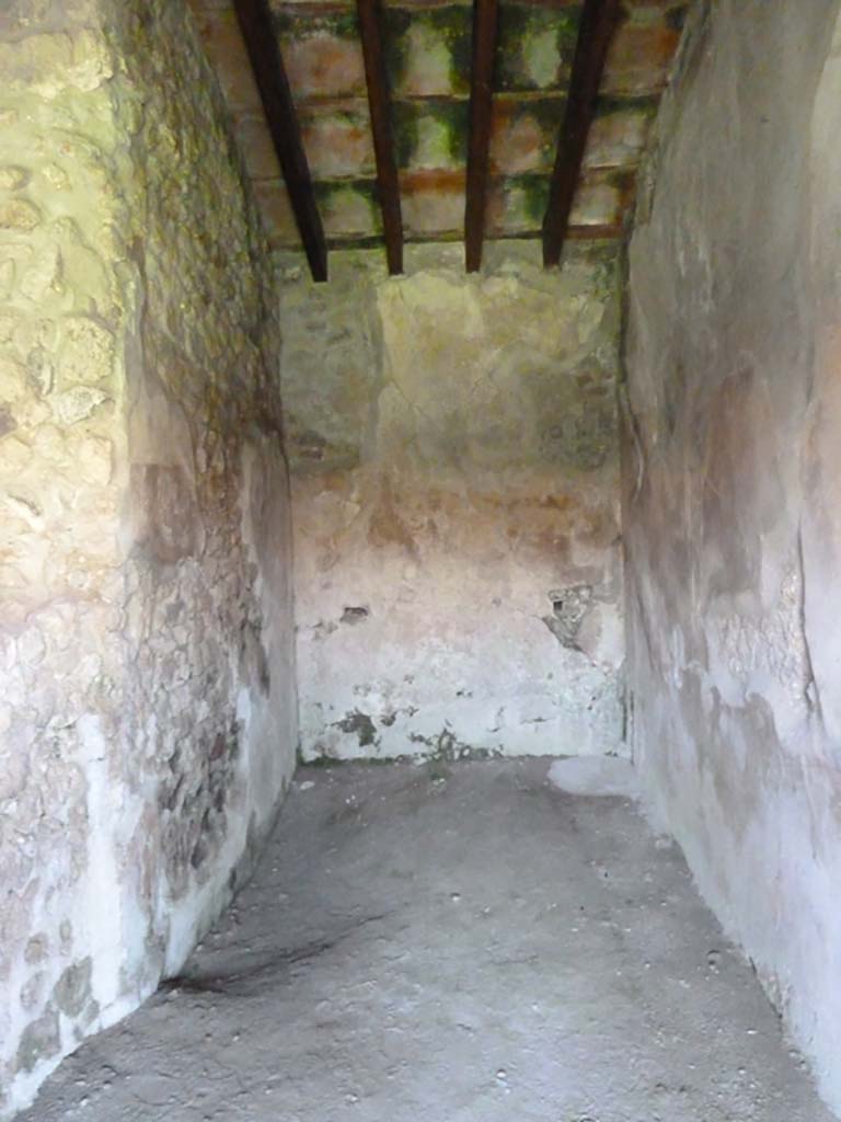 VI.16.7 Pompeii. May 2010. Room J, looking north.
