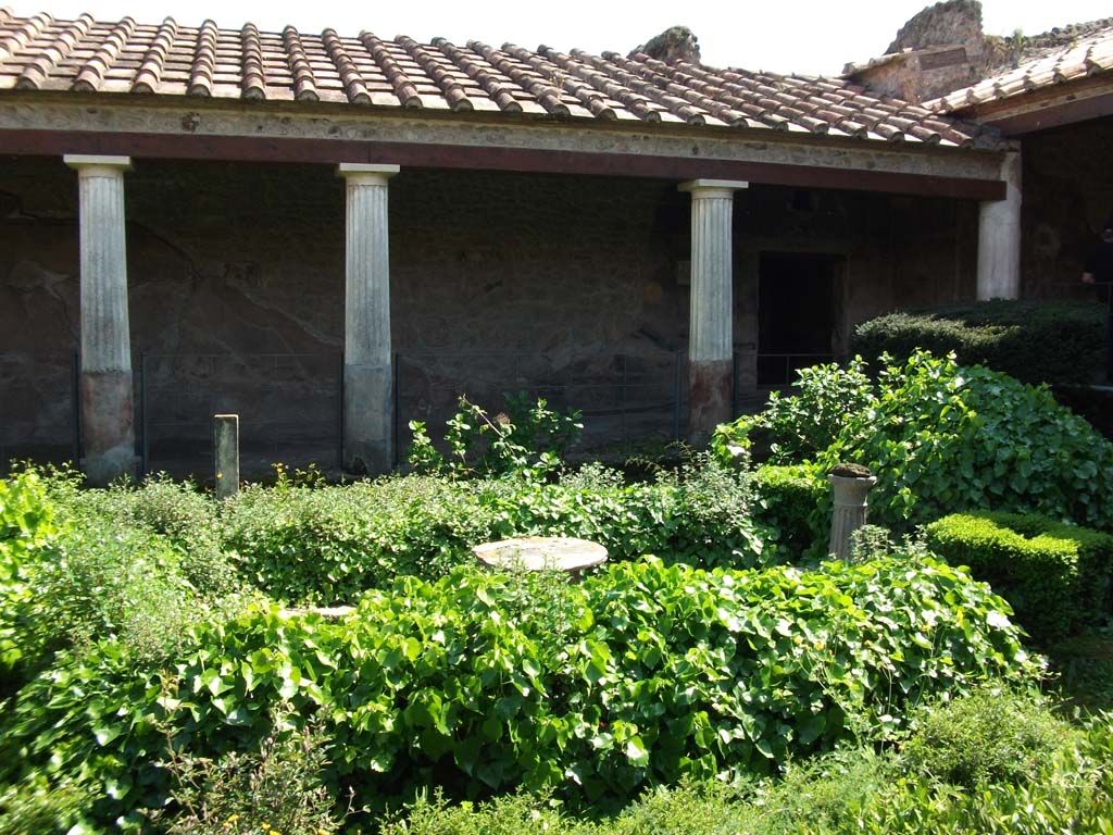 VI.16.7 Pompeii. May 2010. Peristyle garden F, looking south from north portico.