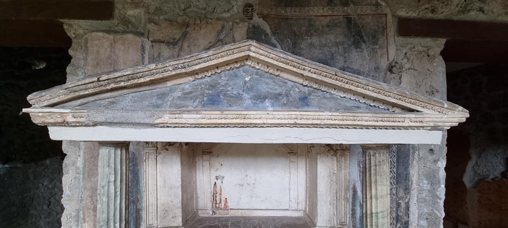 VI.16.7 Pompeii. January 2023.
Room F, north portico. Lararium with detail of aedicula and stucco work. Photo courtesy of Miriam Colomer.