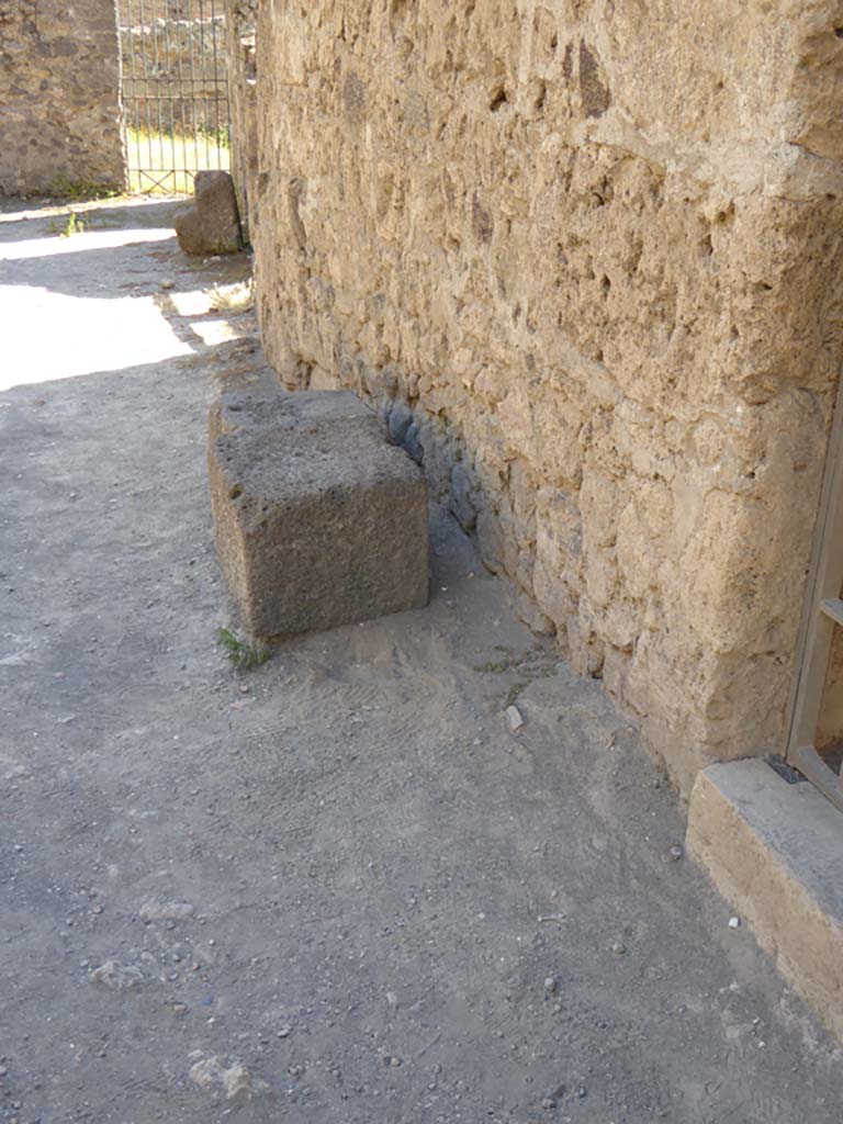 VI.16.7 Pompeii. September 2015. Looking south from entrance doorway along front façade.
Foto Annette Haug, ERC Grant 681269 DÉCOR.