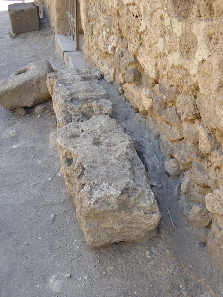 VI.16.7 Pompeii. September 2015. Looking south from north side of entrance doorway along front façade.
Foto Annette Haug, ERC Grant 681269 DÉCOR.