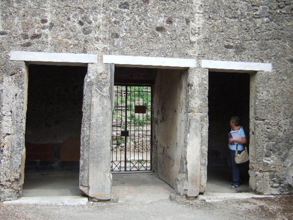 VI.16.7 Pompeii. May 2006. Rooms C, A and D on east side of room B, atrium.