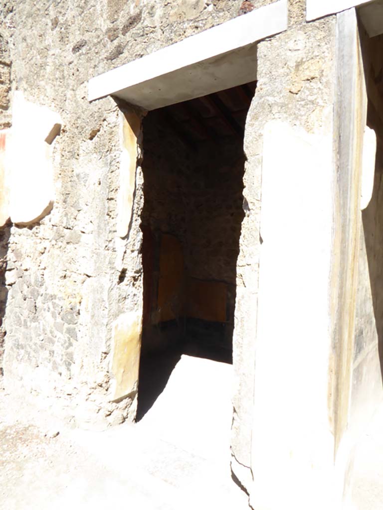 VI.16.7 Pompeii. September 2015.
Looking towards doorway to room C, on north side of entrance corridor.
Foto Annette Haug, ERC Grant 681269 DÉCOR.