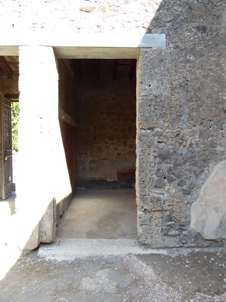VI.16.7 Pompeii. September 2015. Doorway to room D, cubiculum, on south side of entrance corridor.
Foto Annette Haug, ERC Grant 681269 DÉCOR.